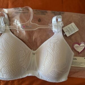 Trulife Perfectly Seamless Daniela Molded Foam Bra 4033 NWT + hanger